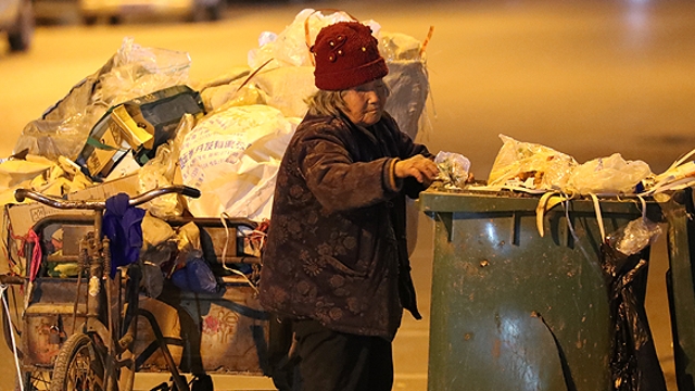 敬禮，勵(lì)志可愛的“拾荒奶奶”