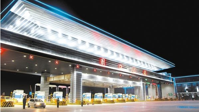 周口北收費(fèi)站流光溢彩，一派迎接省十三運(yùn)會的喜慶氛圍
