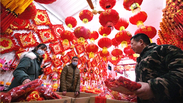 新年到！紅燈籠對聯(lián)市場俏