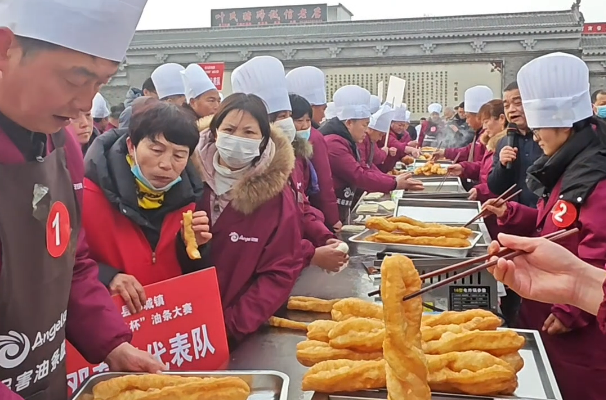 一口酥脆年味濃！鄧城油條大賽燃動新春